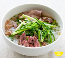 牛肉のフォー ”牛” 全部のせ　Pho bo deluxe