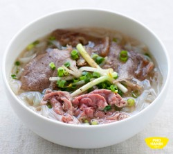 しゃぶしゃぶ牛肉と、じっくり煮込んだ牛肉のコラーゲンフォー　Pho bo tai chin